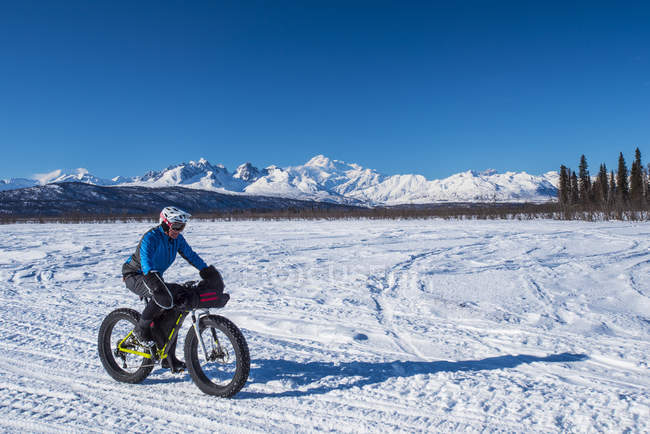 Homem montando uma fatbike no Chulitna Bluff Trail em um dia ensolarado de inverno. Centro-Sul do Alasca, Estados Unidos da América — Fotografia de Stock