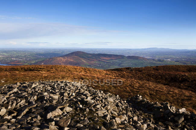 Vista desde Slieve Gullion hacia Camlough Mountain, County Armagh, Irlanda - foto de stock