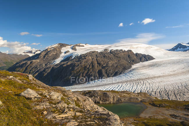 Vue panoramique du sentier du champ de glace Harding avec les monts Kenai, sortie Glacier, et un lac sans nom en arrière-plan, Kenai Fjords National Park, péninsule de Kenai, centre-sud de l'Alaska ; Alaska, États-Unis d'Amérique — Photo de stock