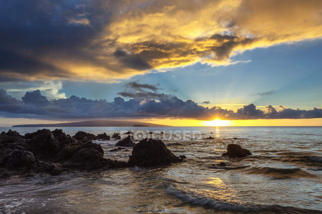 Nubi drammatiche durante un tramonto, Makena, Maui, Hawaii, Stati Uniti d'America — Foto stock