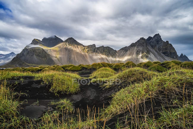 Vista panoramica della montagna Vestrahorn, o la zona conosciuta come Stokknes, Hofn, Islanda — Foto stock