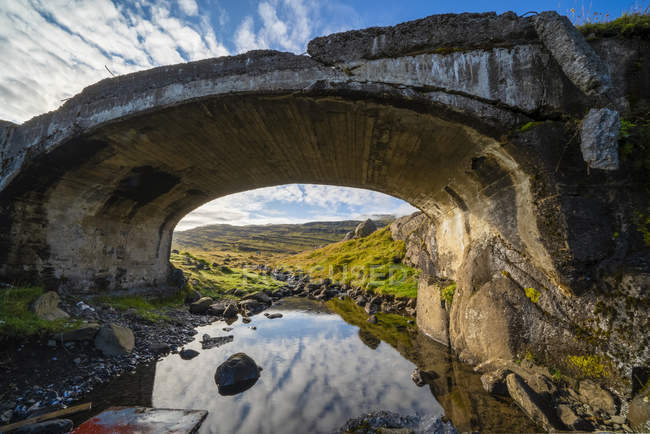 Vecchio ponte lungo la costa orientale dell'Islanda; fiordi orientali, Islanda — Foto stock