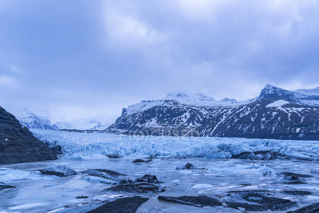 Glaciar al atardecer en la orilla sur de Islandia; Islandia - foto de stock