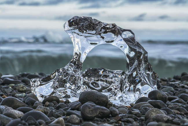 Pequeno pedaço de gelo glacial derretido na costa do oceano perto de Jokulsarlon, Costa Sul da Islândia; Islândia — Fotografia de Stock
