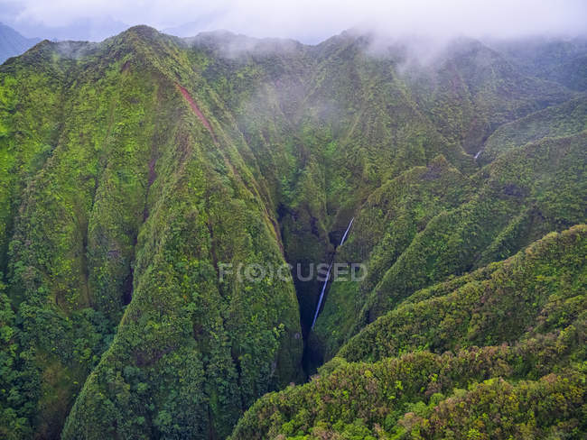 Воздушное изображение пышных гор, окружающих Оаху; Оаху, Гавайи, США — стоковое фото