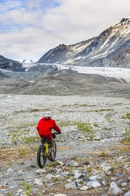 Man riding his fatbike in Gulkana Glacier Valley, Alaska, United States of America — Stock Photo