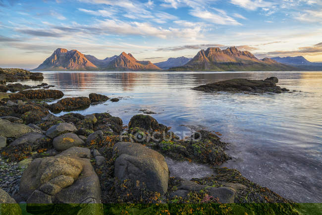 As montanhas da costa de Strandir, Djupavik, West Fjords, Islândia — Fotografia de Stock