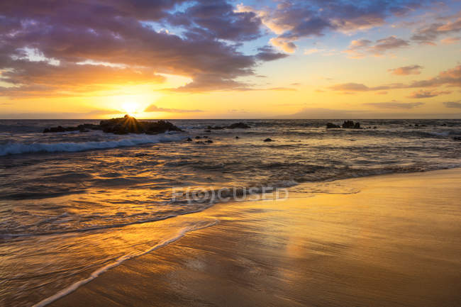 Pôr do sol dourado com reflexão sobre a areia em Ulua Beach, Wailea, Maui, Hawaii, Estados Unidos da América — Fotografia de Stock