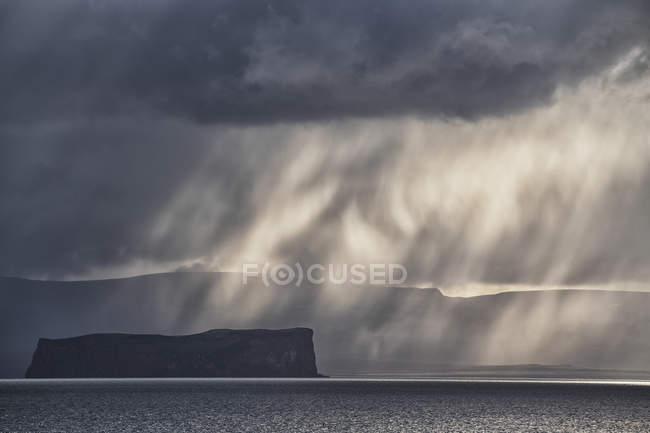 Luce drammatica e nuvole sull'oceano lungo la costa settentrionale dell'Islanda, Hofsos, Islanda — Foto stock