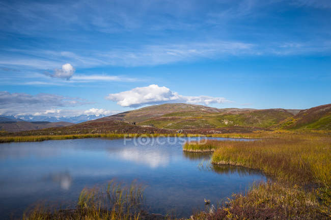 Vue depuis les collines Peters du soleil couchant avec des nuages séparant le mont McKinley d'un lac sans nom au premier plan, Alaska, États-Unis d'Amérique — Photo de stock