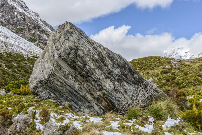 Riesiger Felsen entlang des Hooker-Talwegs, Mount Cook Nationalpark; Südinsel, Neuseeland — Stockfoto