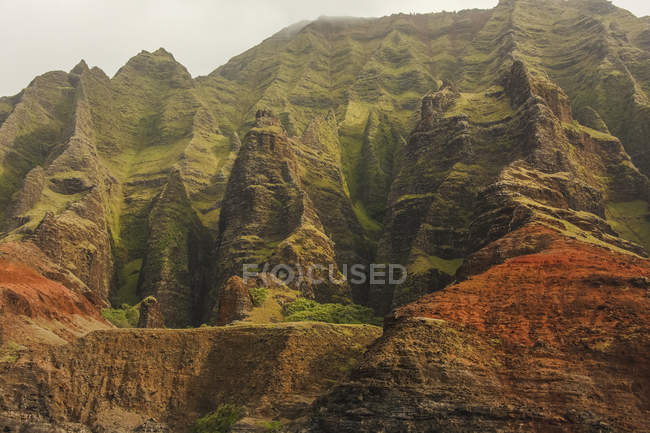 Splendidi e colorati versanti rocciosi della costa di Na Pali, Kauai, Hawaii, Stati Uniti d'America — Foto stock