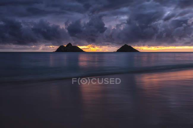 Vista panoramica dell'alba sulla spiaggia di Lanikai; Oahu, Hawaii, Stati Uniti d'America — Foto stock