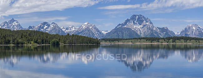 Teton Range reflected in tranquil water, Grand Teton National Park, Wyoming, United States of America — Stock Photo