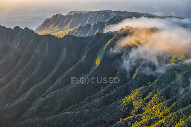 Immagine aerea delle lussureggianti montagne che circondano Oahu; Oahu, Hawaii, Stati Uniti d'America — Foto stock