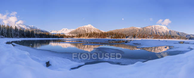 Lac et montagnes en hiver, Alaska, États-Unis d'Amérique — Photo de stock