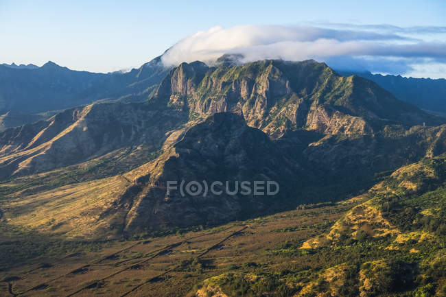 Аерообраз пишних гір, що оточують Оаху; Сполучені Штати Америки — стокове фото