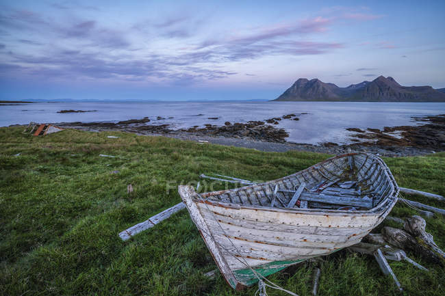 Старая лодка вдоль побережья Страндира; Джупавик, Западные Фьорды, Исландия — стоковое фото