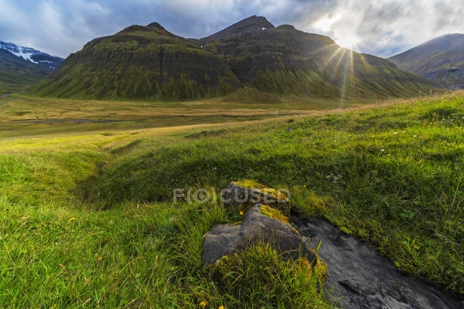 Величественный скалистый пейзаж полуострова Снефеллнесс; Исландия — стоковое фото