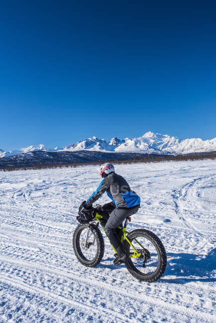 Человек на жирном велосипеде по Чулитной тропе в солнечный зимний день. Южная и центральная Аляска, Соединенные Штаты Америки — стоковое фото