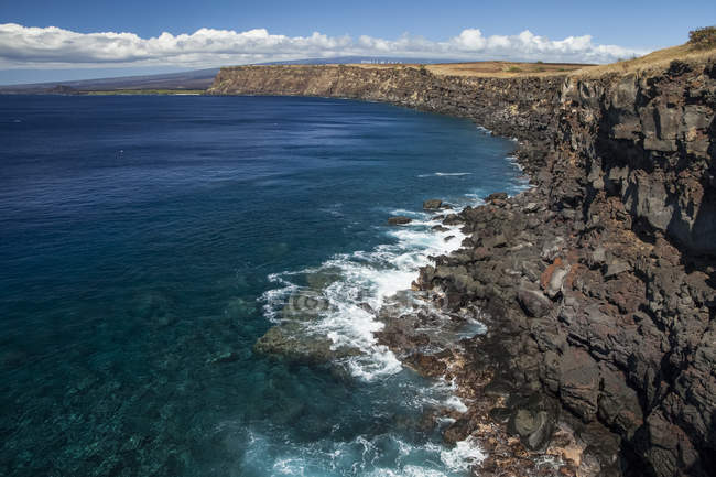 Litoral de South Point, também conhecido como Ka Lae Nat 'l Historic Landmark District, na Ilha do Havaí, o ponto mais ao sul dos Estados Unidos; Kau, Ilha do Havaí, Havaí, Estados Unidos da América — Fotografia de Stock