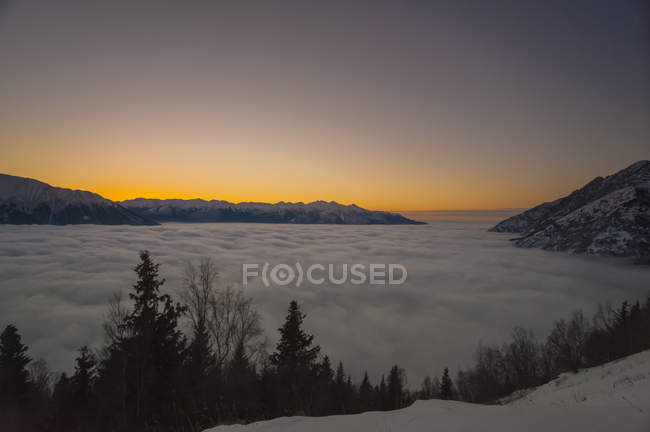 Nebbia invernale che sfocia nella baia di Cook nell'Alaska centro-meridionale, Stati Uniti d'America — Foto stock