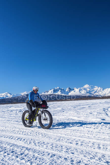 Mann mit Fatbike auf dem Chulitna Bluff Trail an einem sonnigen Wintertag. Süd-Zentralalaska, Vereinigte Staaten von Amerika — Stockfoto