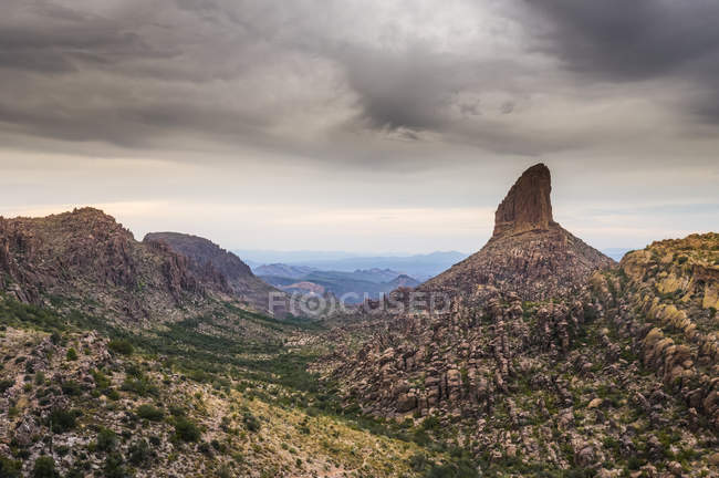 Weavers Needle in the Superstition Mountains National Monument in Central Arizona on a cloudy, fall day, Arizona, États-Unis d'Amérique — Photo de stock
