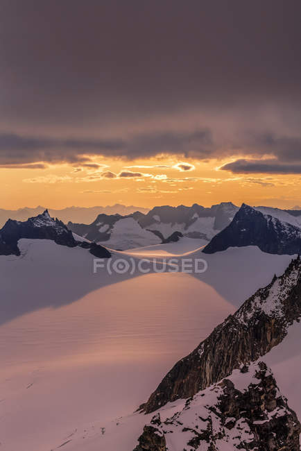 Schroffe Gipfel und schneebedeckte Gletscher bei Sonnenuntergang, Juneau-Eisfeld, Tongass-Nationalwald; Alaska, Vereinigte Staaten von Amerika — Stockfoto