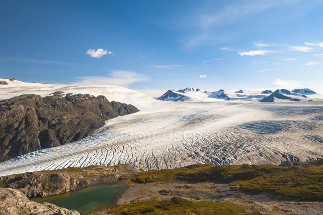 Vista panoramica dell'Harding Icefield Trail con le montagne del Kenai, il ghiacciaio dell'uscita e un lago senza nome sullo sfondo, Kenai Fjords National Park, Kenai Peninsula, Alaska centro-meridionale; Alaska, Stati Uniti d'America — Foto stock
