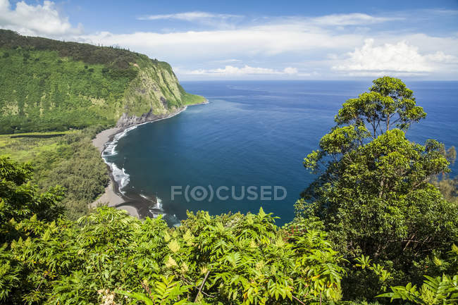 Scenic view of Waipio Valley from Waipio Lookout, Hamakua Coast, near Honokaa; Island of Hawaii, Hawaii, United States of America — Stock Photo