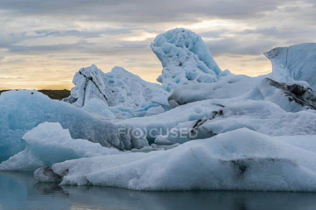 Icebergs na lagoa glacial Jokulsarlon, Islândia do Sul; Islândia — Fotografia de Stock