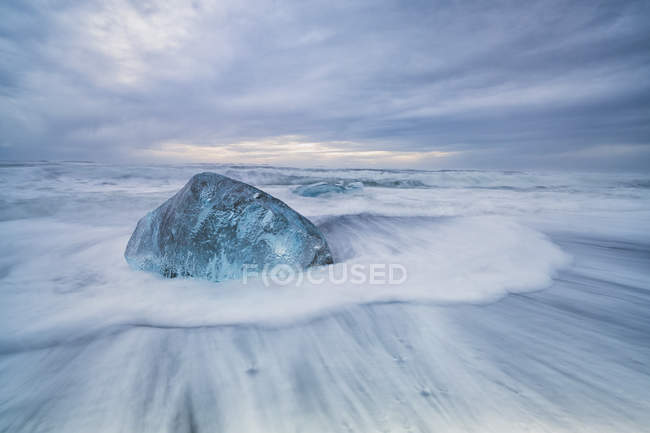 Великі льодові блоки, що покламають на берег Південного Ісландії, при аварії хвиль на березі; Ісландія — стокове фото