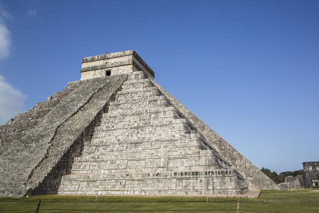 El Castillo, Chichén Itzá, Patrimonio de la Humanidad por la UNESCO; Yucatán, México - foto de stock