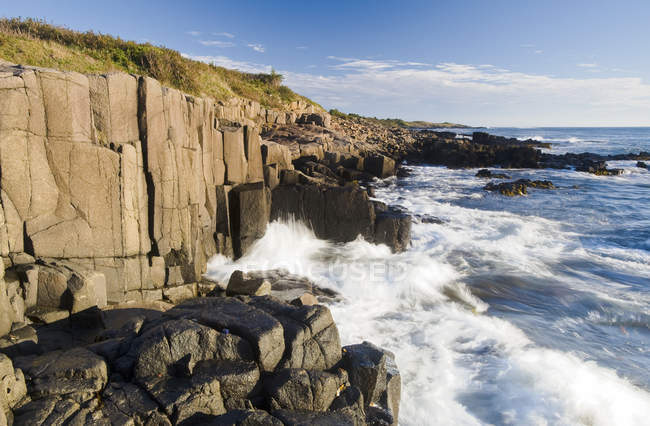 Vue panoramique sur les falaises rocheuses basaltiques, pointe Dartmouth, baie de Fundy ; Long Island, Nouvelle-Écosse, Canada — Photo de stock