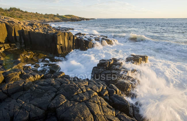 Vista panorámica de los acantilados de roca basáltica, Dartmouth Point, Bahía de Fundy; Long Island, Nueva Escocia, Canadá - foto de stock