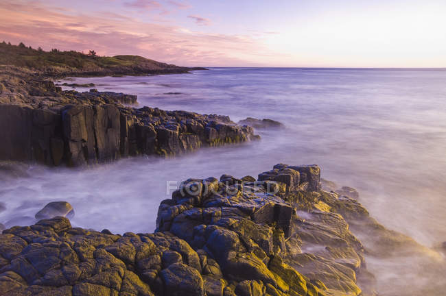 Basalt rock cliffs, Dartmouth Point, Bay of Fundy, Long Island, Nova Scotia, Canada — стокове фото