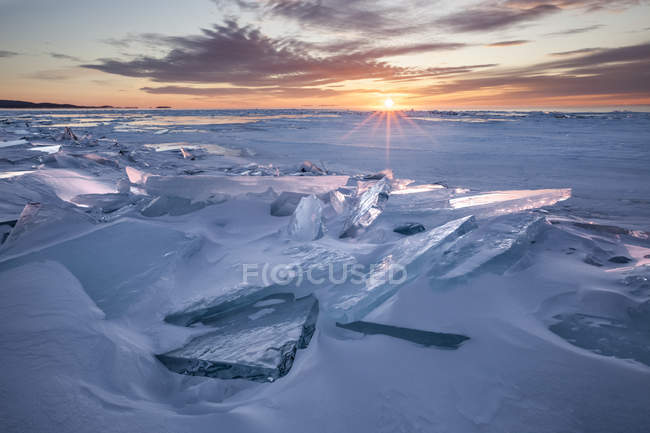 Glace sur le lac Supérieur au lever du soleil ; Grand Portage, Minnesota, États-Unis — Photo de stock
