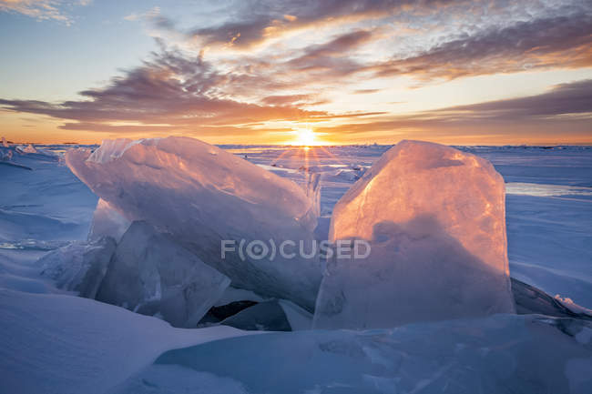 Eis auf dem Lake Superior bei Sonnenaufgang; Grand Portage, Minnesota, Vereinigte Staaten von Amerika — Stockfoto