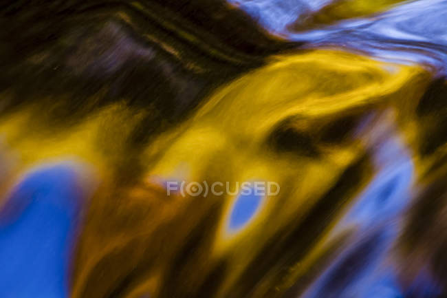 Riflessioni di colore autunnale a Jeffers Brook vicino a Lakelands; Nuova Scozia, Canada — Foto stock