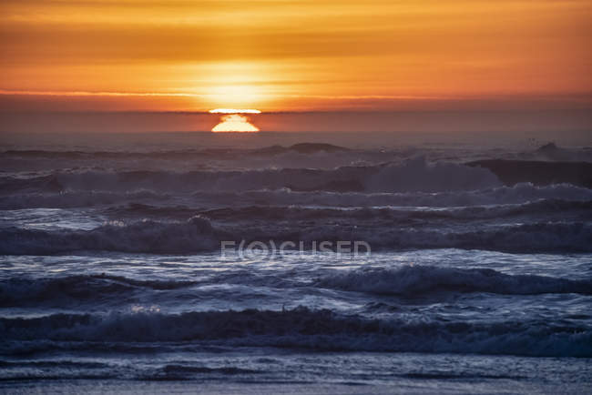 Pôr do sol sobre as ondas no Cabo Desapontamento, Washington. Ilwaco, Washington, Estados Unidos da América — Fotografia de Stock