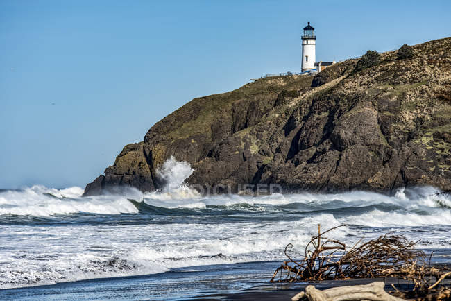 Ondas batendo nas rochas abaixo do Cape Disappointment North Head Lighthouse perto de Ilwaco, Washington, Estados Unidos da América — Fotografia de Stock