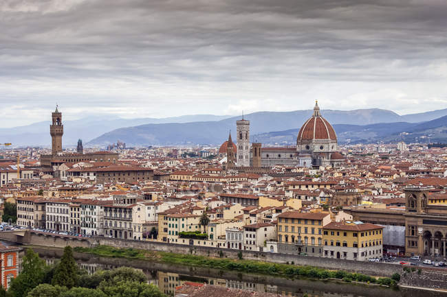 Vista de Florencia, incluyendo la Catedral de Florencia; Florencia, Italia - foto de stock