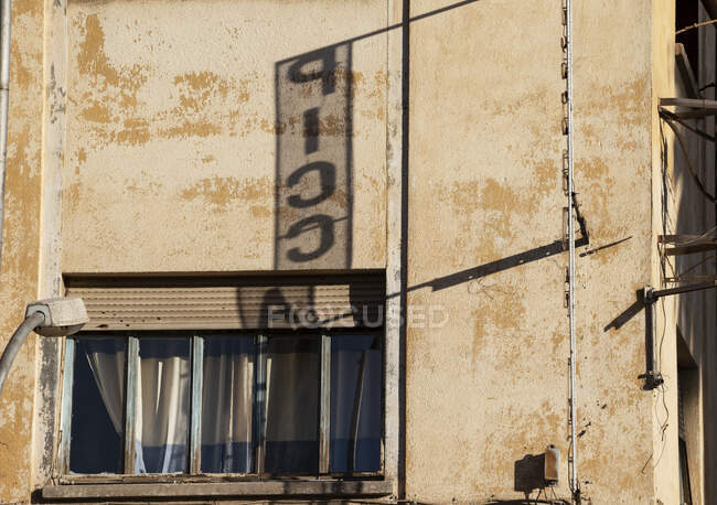 Schatten einer Anzeige auf einem Gebäude; Asmara, Zentralregion, Eritrea — Stockfoto