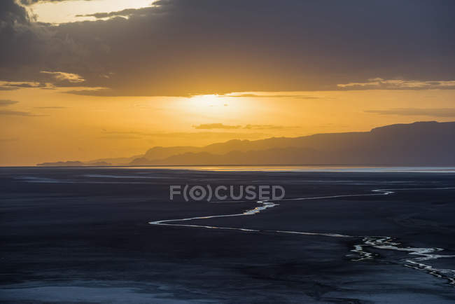 Puesta de sol sobre el lago Eyasi, cerca del campamento de tiendas Kisima Ngeda; Tanzania - foto de stock