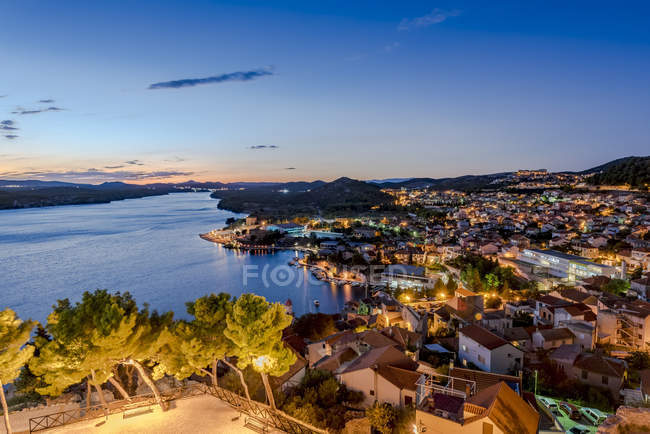 Vista de la ciudad de Sibenik por la noche desde la fortaleza de San Miguel; Sibenik, Croacia - foto de stock