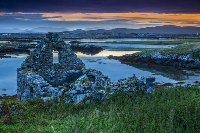 Ruinen eines Steingebäudes bei Sonnenuntergang auf mweenish island, wilder atlantischer Weg; inishmore island, county galway, irland — Stockfoto