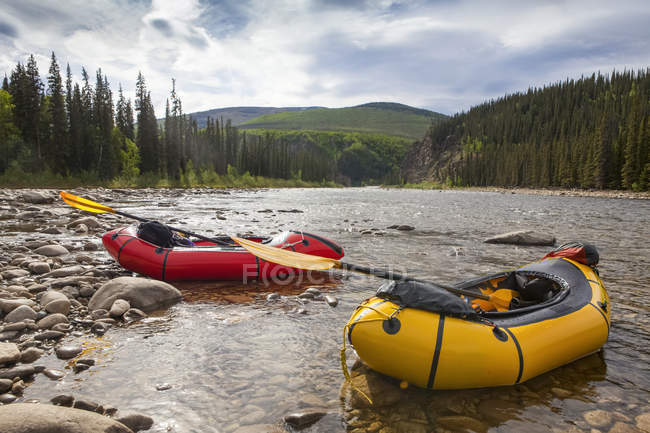 Два паковых плота отдыхают на берегу реки Чарли летом, Юкон? Национальный заповедник Чарли Риверс; Аляска, Соединенные Штаты Америки — стоковое фото
