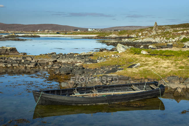 Pequeno barco a remos de madeira ancorado ao longo da costa de Galway Bay na Ilha Mweenish, Wild Atlantic Way; Ilha Mweenish, Condado de Galway, Irlanda — Fotografia de Stock