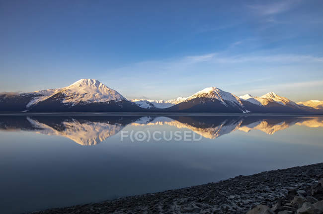 Turnagain Arm, sul de Anchorage, Alasca pela manhã. Oceano águas são calmas e proporciona um bom reflexo das montanhas na água; Alaska, Estados Unidos da América — Fotografia de Stock